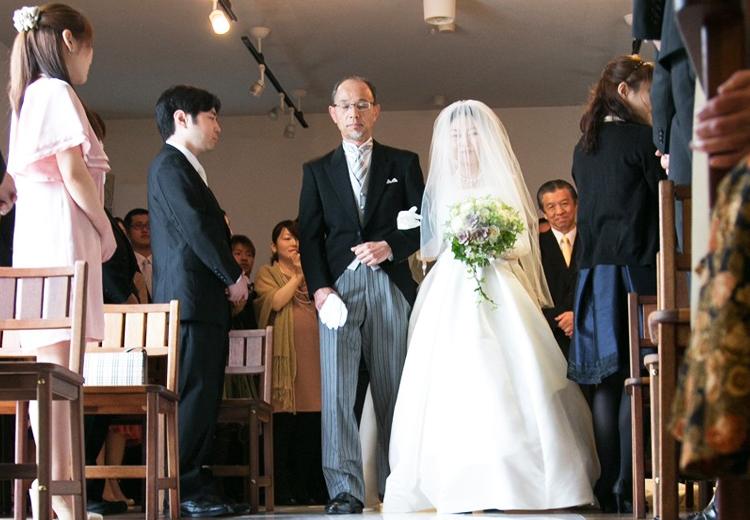 マメゾン。挙式会場。家族との深い絆を感じながら、花嫁は祭壇へと向かいます