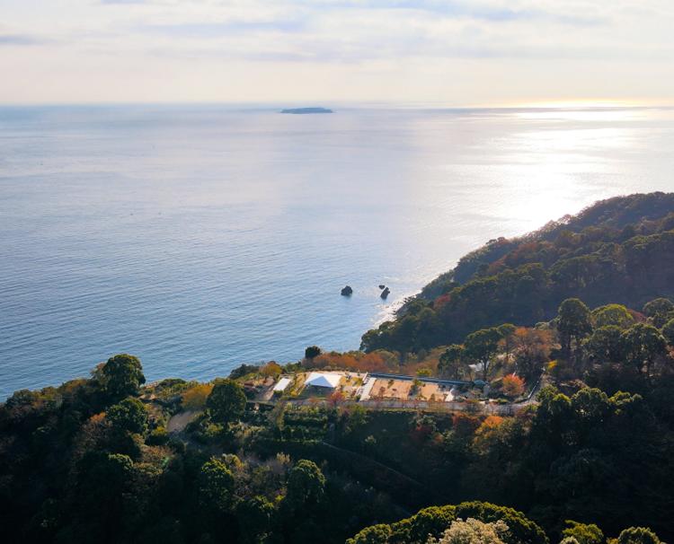 ACAO RESORT WEDDING（アカオ リゾート ウェディング／ACAO FOREST）。アクセス・ロケーション。どこまでも続く空と海、緑に囲まれたリゾートウェディング