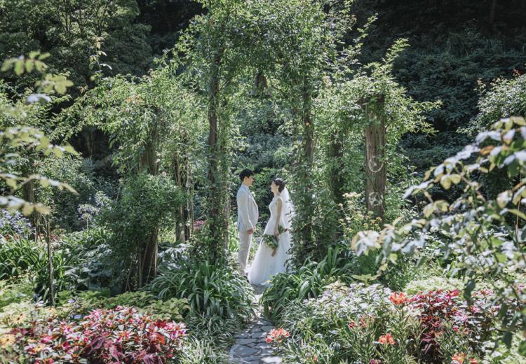 ACAO RESORT WEDDING（アカオ リゾート ウェディング／ACAO FOREST）。挙式会場。自然に囲まれたナチュラルなセレモニーを叶えられます