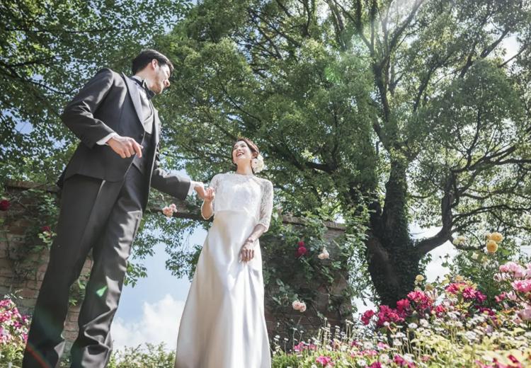 ACAO RESORT WEDDING（アカオ リゾート ウェディング／ACAO FOREST）。挙式会場。優しい木漏れ日に照らされた心癒されるロケーション