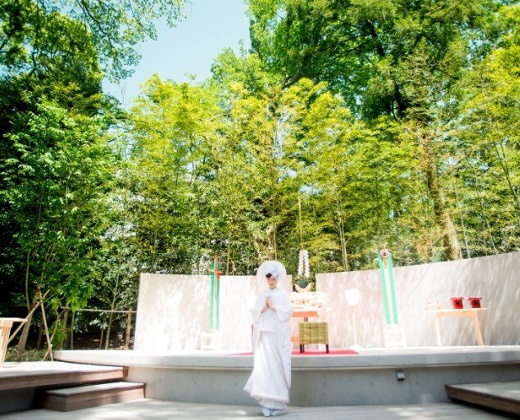 來宮神社。アクセス・ロケーション。心安らぐ豊かな緑に囲まれた神社で、特別な時間を過ごせます