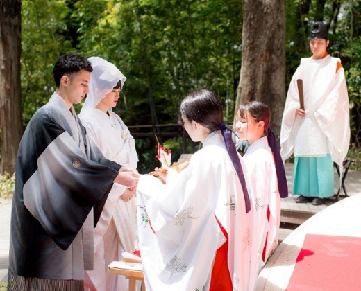 來宮神社。スタッフ。美しい舞を披露するだけでなく、挙式の補助も行ってくれる巫女