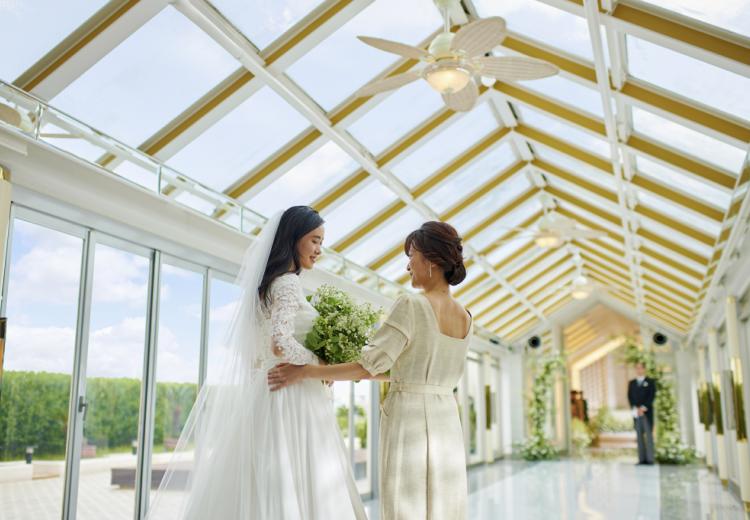 掛川グランドホテル。挙式会場。ガラス張りの空間に光が注ぎ、花嫁をより美しく際立たせます