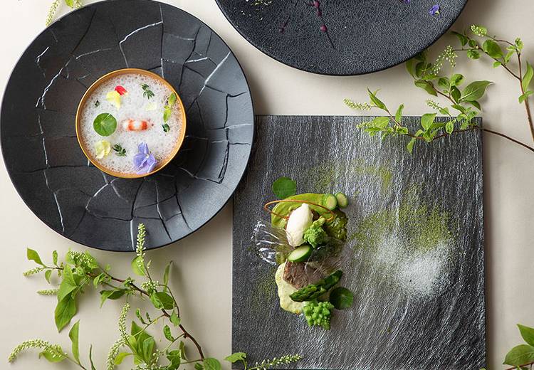 呉竹荘×旧青葉邸 ~メゾン・ド・リアン~。料理。皿使いも巧みな美しい盛り付けに、思わず心奪われるでしょう