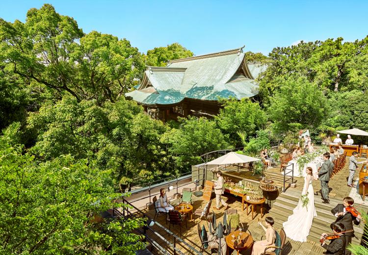 浜松八幡宮 楠倶楽部。披露宴会場。降り注ぐ陽光がふたりを明るく照らす『クモタチ ガーデン』