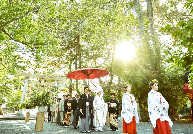 浜松八幡宮 楠倶楽部。長きに渡ってこの地を見守る『雲立の楠』も、ふたりの結婚を祝福