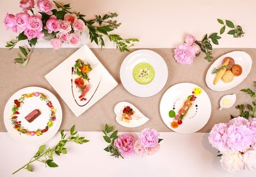 THE LUXSCENA（ザ・ラグシエナ）。料理。食事を深く楽しめるように、シェフが料理内容を説明してくれます