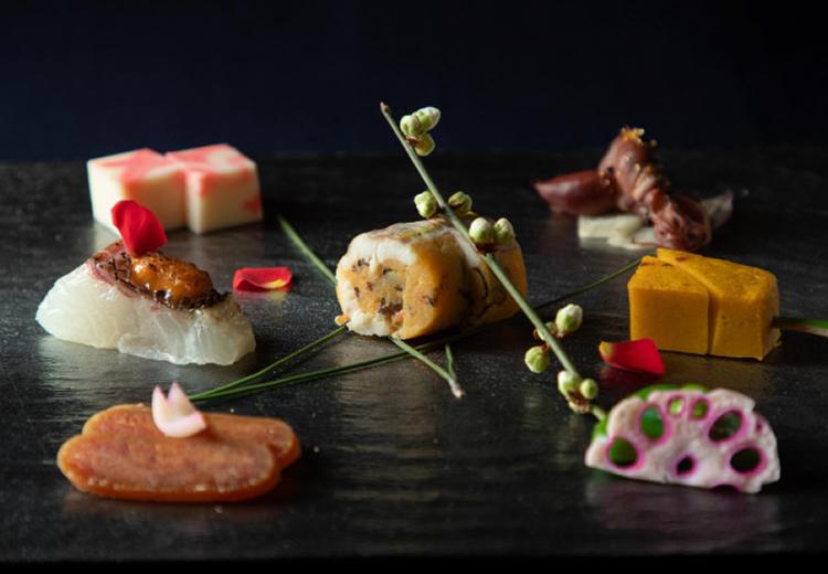 呉竹荘。料理。地元でとれた新鮮な魚介や野菜が、たっぷり取り入れられています