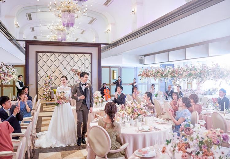 呉竹荘。披露宴会場。天井のシャンデリアが目を引く『ハクア』はエレガントな雰囲気