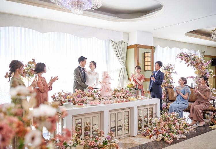 呉竹荘。披露宴会場。結婚式にふさわしい華やかな設えとスケール感が魅力的