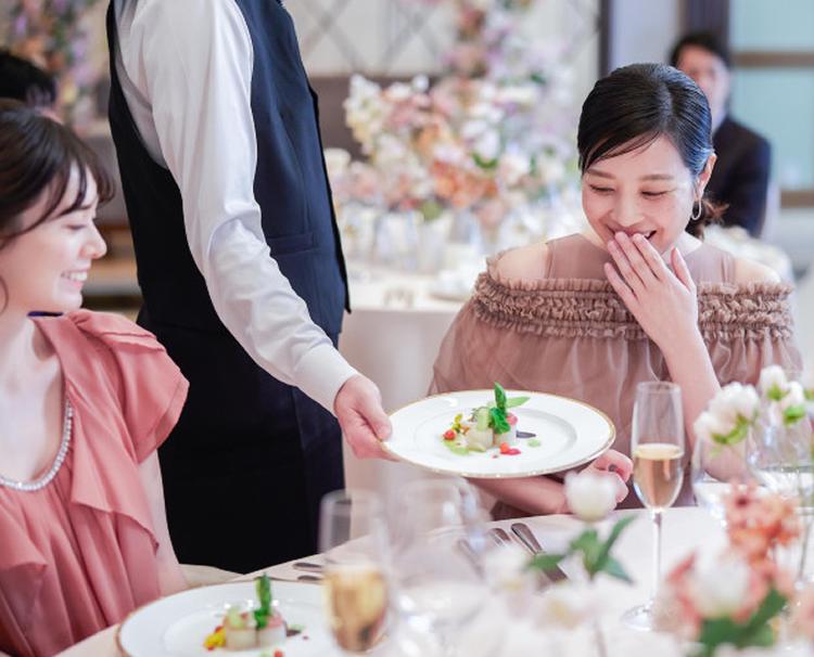 呉竹荘。スタッフ。出来立ての料理をベストなタイミングでサーブしてくれます