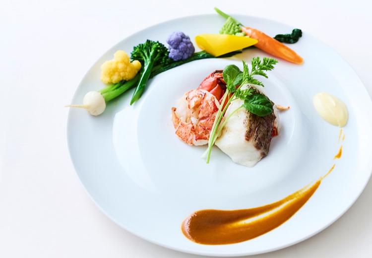 Miel Cloche(ミエルクローチェ)。料理。旬の味わいを盛りあわせた贅沢な一皿が次々にテーブルへ届きます