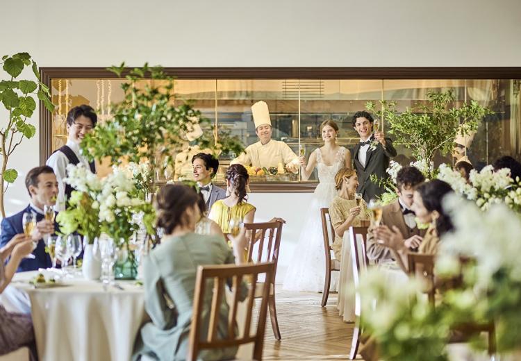 Miel Cloche(ミエルクローチェ)。披露宴会場。料理への期待感がより一層高まるオープンキッチンを完備