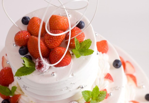 都リゾート 志摩 ベイサイドテラス。料理。祝宴を華やかに彩る、果物たっぷりのウェディングケーキ