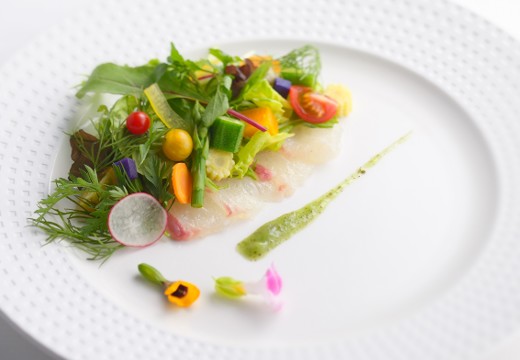 鳥羽国際ホテル。料理。海の幸と季節の野菜を組み合わせたアートのような一皿