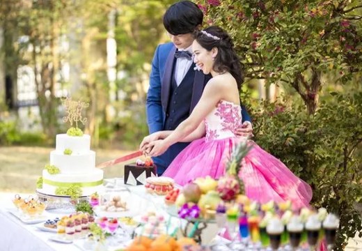 ザ・オランジェガーデン五十鈴川。演出・小物。ガーデンでのデザートビュッフェはケーキやドレスが緑に映えます