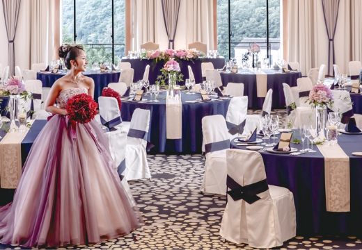 志摩観光ホテル。披露宴会場。クラシックな設えが花嫁の上品さを引き立たせます