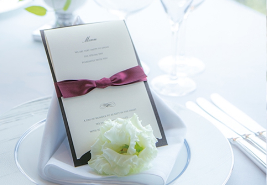 志摩観光ホテル。披露宴会場。優美なテーブルコーディネートが会場に花を添えます