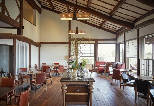 志摩観光ホテル。挙式会場。太い梁と吹き抜けが居心地のいいカフェ&ワインバー『リアン』