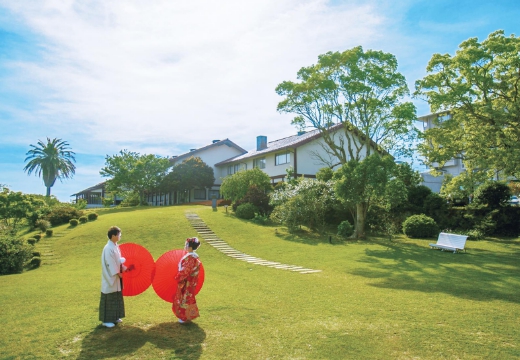 志摩観光ホテル。挙式会場。季節ごとに表情を変える広大な庭園。和装も鮮やかに映えます