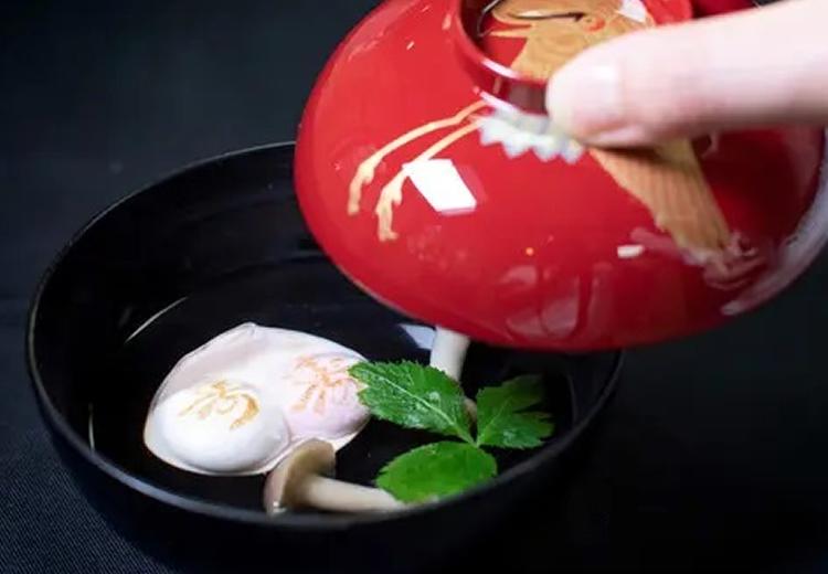 椿大神社。料理。丁寧にだしがとられた上品な味わいが魅力のお吸い物