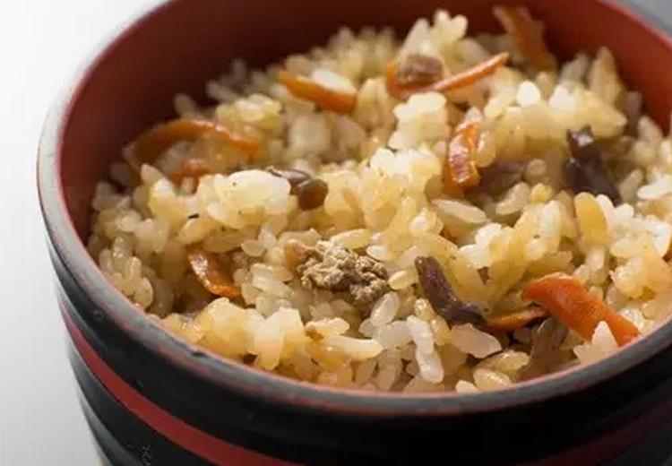 椿大神社。料理。昔から変わらない炊き方の名物の『椿とりめし』も堪能できます