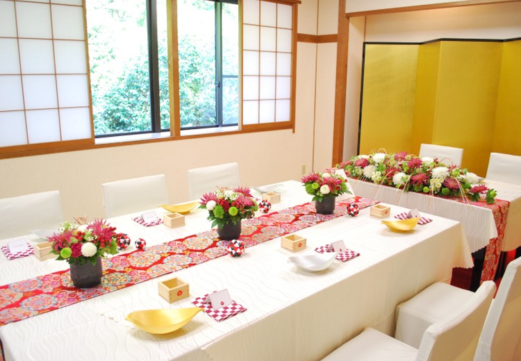 椿大神社。披露宴会場。自然光を取り込むこともできる、少人数向けの『白鶴椿の間』