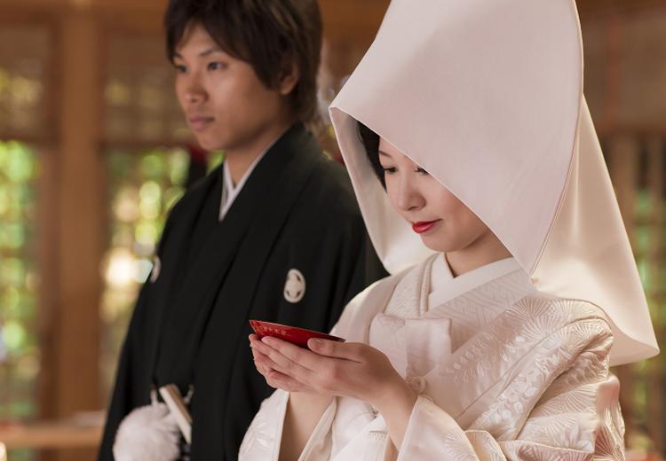 椿大神社。挙式会場。ゲストが温かく見守るなか互いに杯を交わす「三三九度の盃事」