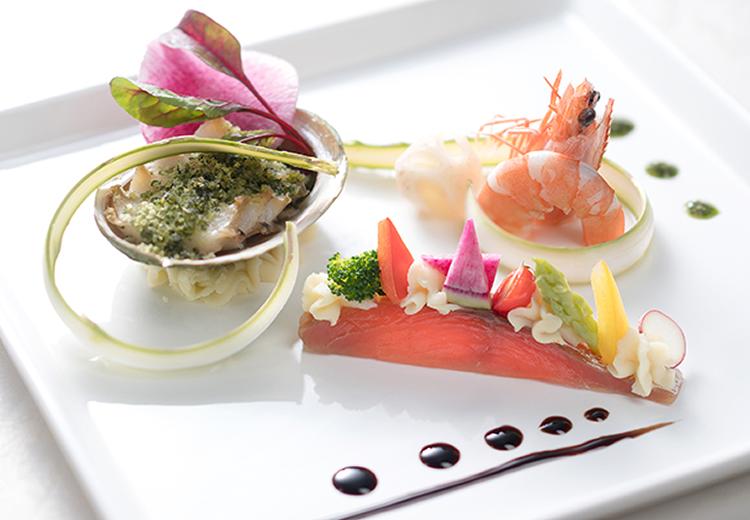 桔梗が丘ヴェルージュ。料理。伊勢志摩の海の幸を贅沢に使った華やかなメニュー