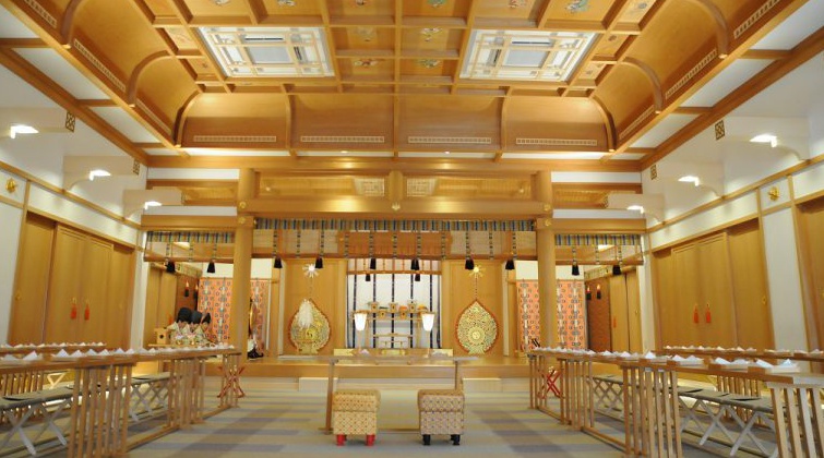 多度大社 豊明殿。神前式が行われる儀式殿。雅楽の美しい音色が響く中、二人を祝福するさまざまな儀式が執り行われます