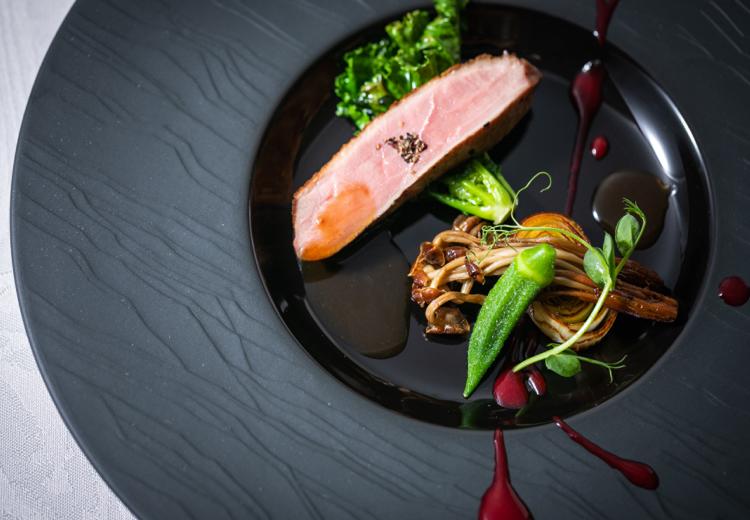 アールベルアンジェ四日市。料理。皿をキャンバスに見立て、丁寧に盛り付けられた婚礼料理