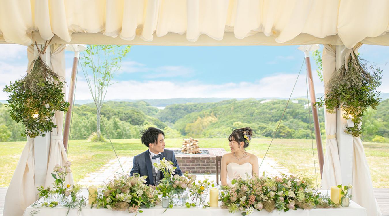 NEMU RESORT(ネム リゾート)。小高い丘の上に広がる『里山ラウンジ』。グランピング気分を味わいながらゲストとカジュアルなパーティーを楽しめます