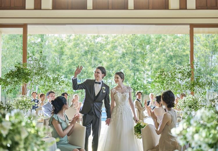 Miel Cocon（ミエルココン）。披露宴会場。爽やかな緑を背にしたナチュラルなガーデン入場も実現可能