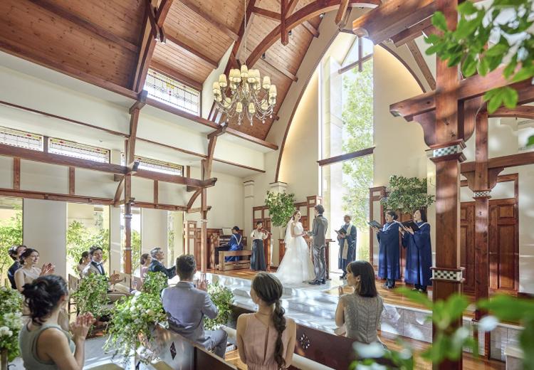 Miel Cocon（ミエルココン）。挙式会場。陽光が館内に燦々と差し込み、花嫁をより美しく演出