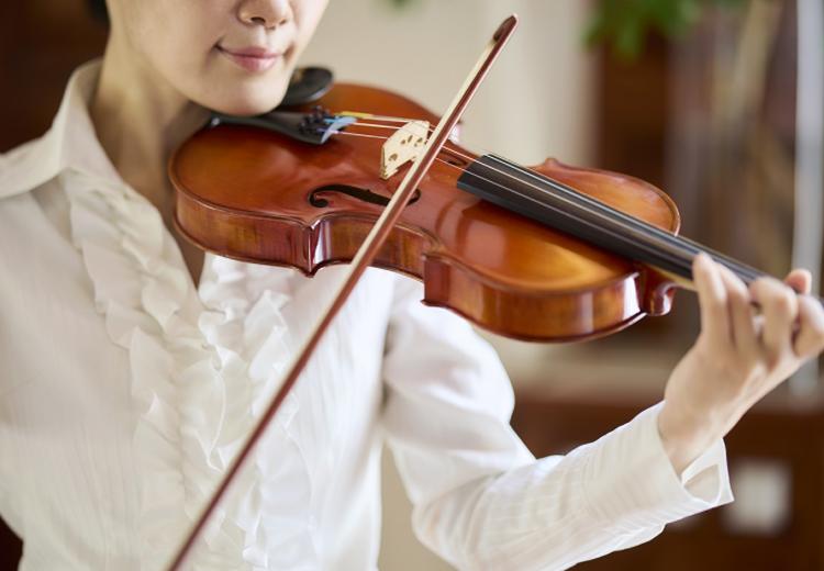 Miel Cocon（ミエルココン）。挙式会場。ヴァイオリンが奏でる美しい音色に包まれた、感動的な挙式を実現