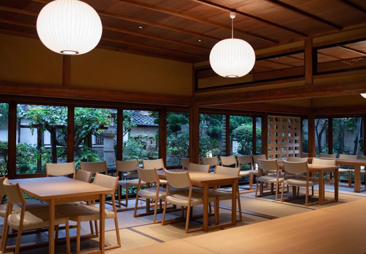 NIPPONIA HOTEL 伊賀上野 城下町(ニッポニアホテル 伊賀上野 城下町)。披露宴会場。会場を囲む窓から、美しい庭園の景色を見渡せます