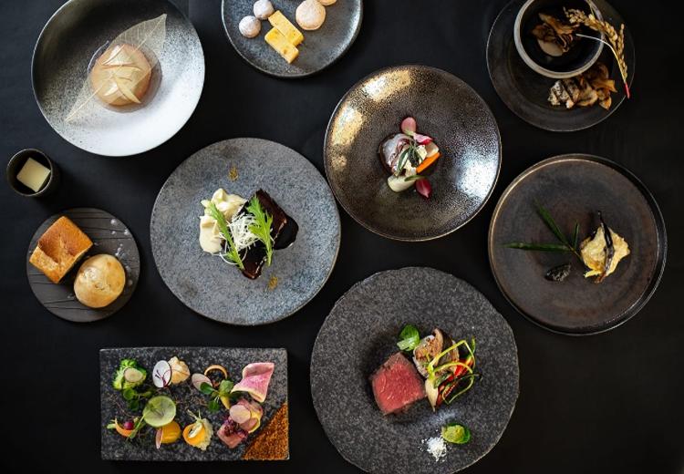 NIPPONIA HOTEL 伊賀上野 城下町(ニッポニアホテル 伊賀上野 城下町)。四季折々の地元食材を活かした、ハレの日にふさわしい料理の数々