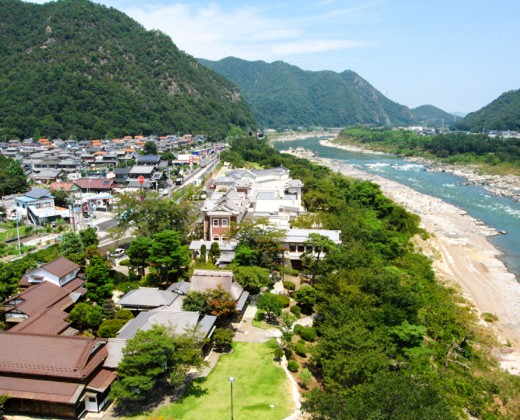 迎賓館　サクラヒルズ川上別荘。アクセス・ロケーション。雄大な木曽川を臨み、7,000坪もの敷地を持つゲストハウス