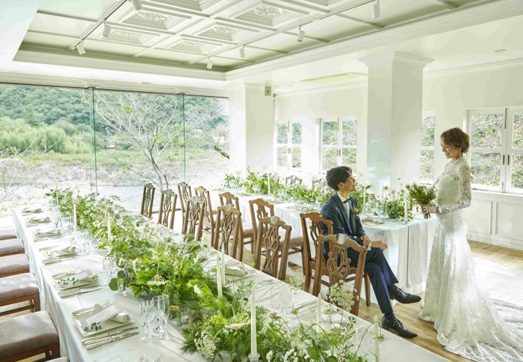 迎賓館　サクラヒルズ川上別荘。披露宴会場。30名までの食事会場ではゲストとの会話をゆっくりと楽しめます