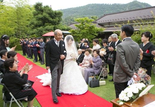 迎賓館　サクラヒルズ川上別荘。挙式会場。晴やかな空の下、開放的なガーデンで執り行う人前式