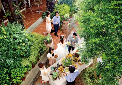 クオーリ クオーリ。披露宴会場。ガーデンでは爽やかな緑に囲まれて、ゲストと語らいの時間を満喫