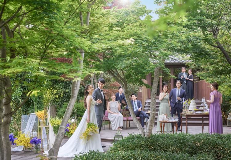 EXEX GARDEN(エグゼクス ガーデン)。披露宴会場。ウッドデッキが備わる庭園は、多様なパーティースタイルに対応