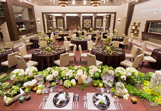 LEBAPIREO - urban villa wedding -（レガピオーレ － アーバン ヴィラ ウェディング －）。披露宴会場。新郎新婦の席を高めに設定すると、会場中を見渡すことができます