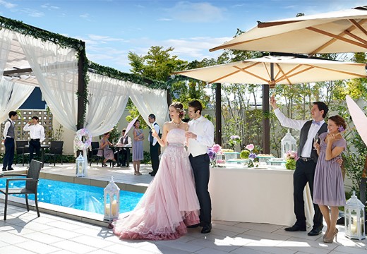 LEBAPIREO - urban villa wedding -（レガピオーレ － アーバン ヴィラ ウェディング －）。披露宴会場。披露宴会場には、プールをあしらったガーデンを併設しています