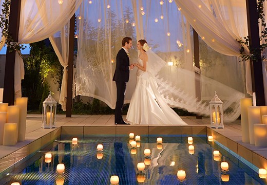 LEBAPIREO - urban villa wedding -（レガピオーレ － アーバン ヴィラ ウェディング －）。披露宴会場。ナイトウェディングでは揺れる灯りが水面に映り、とても幻想的