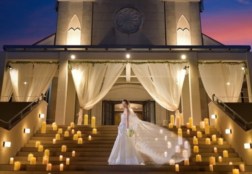 LEBAPIREO - urban villa wedding -（レガピオーレ － アーバン ヴィラ ウェディング －）。挙式会場。ロマンティックな雰囲気のナイトウェディングもおすすめです