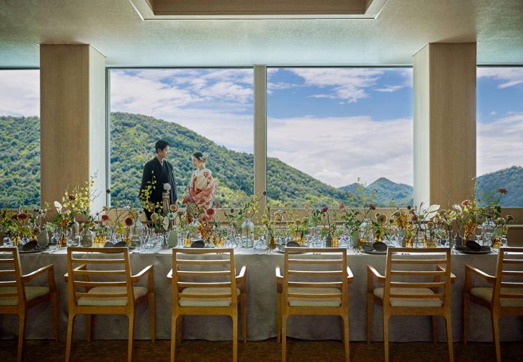 長良川清流ホテル。披露宴会場。一面に窓が広がる『ブラン トワール』は50名までの少人数専用