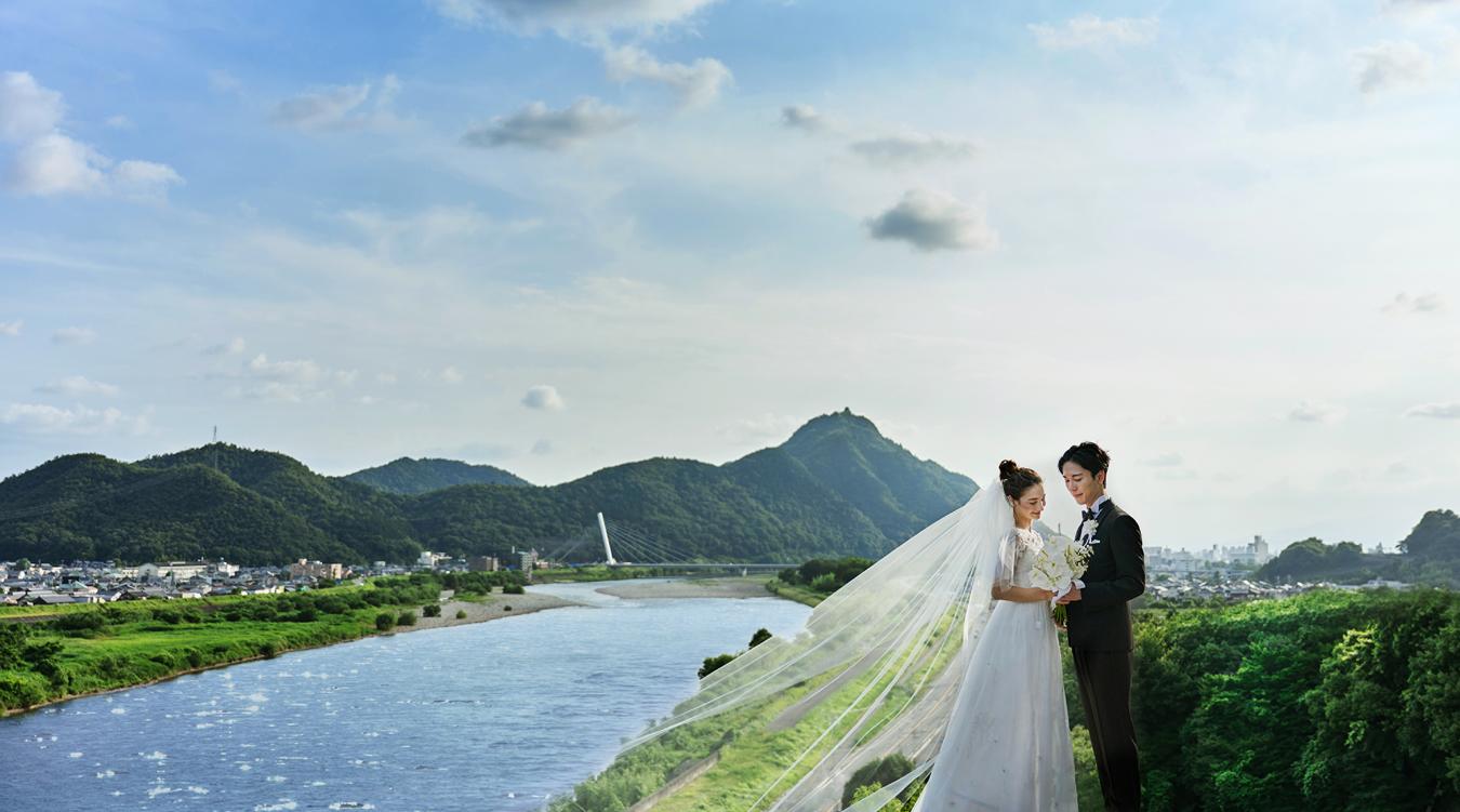 長良川清流ホテル。岐阜を象徴する長良川や金華山の景色に抱かれた美しいロケーション。岐阜の豊かさが表現された婚礼料理が振る舞われます