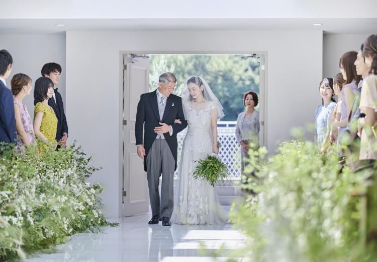 長良川清流ホテル。挙式会場。緑の景色を背に、花嫁と父親の美しい入場シーンが実現