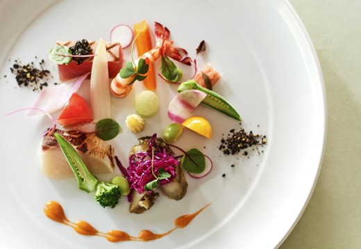 VERT NOIR(ヴェールノアール)。料理。色合いや食感、味わいなど一皿の中に工夫が詰め込まれています